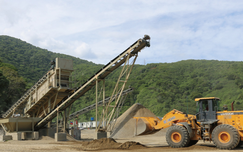 装载机LW800K在委内瑞拉加拉加斯碎石场施工