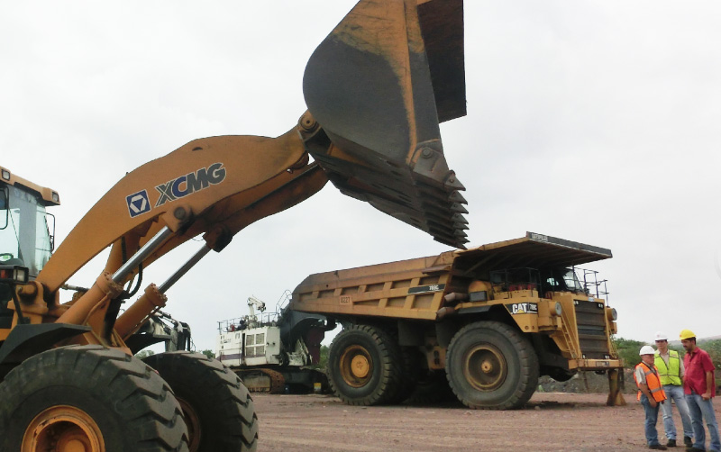 装载机LW800K参与委内瑞拉北部煤矿开采